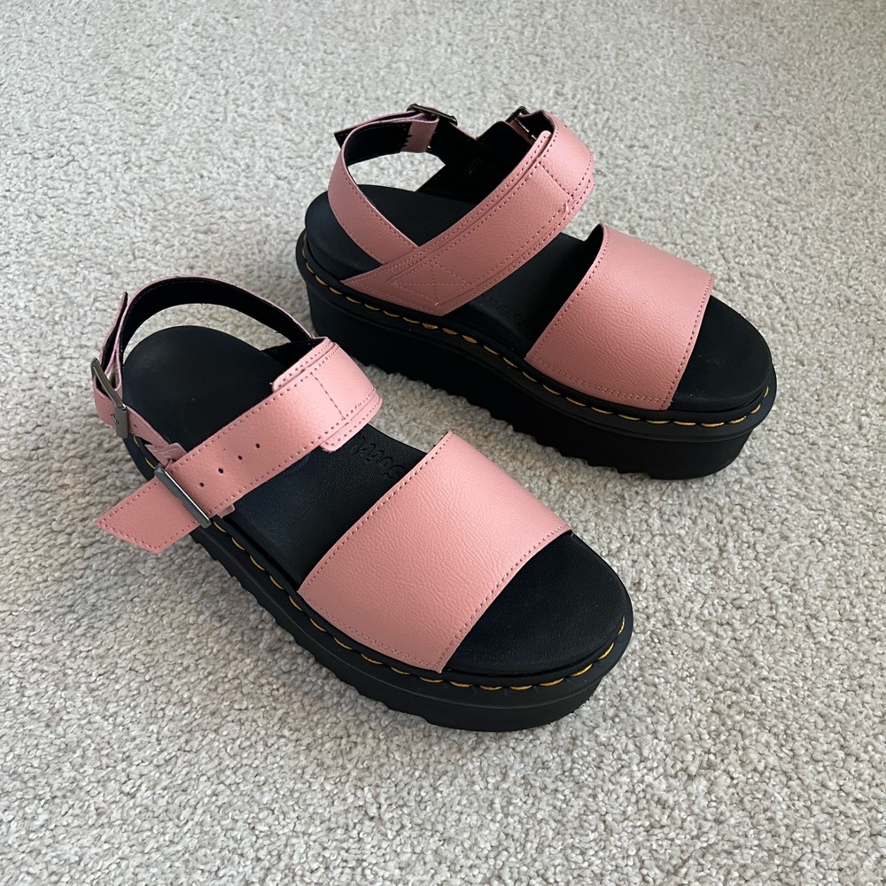 NWOT Dr. Martens Voss Quad Hydro Leather Platform Sandal